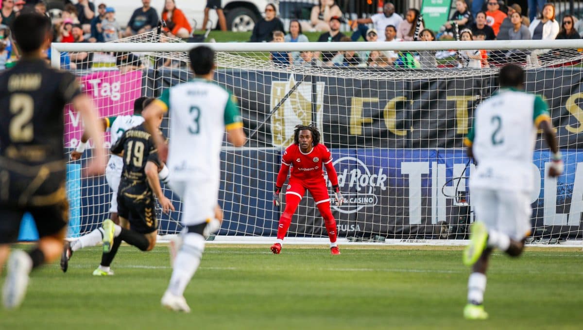 Portero listo para un penalti en el partido Portero listo para un penalti en el partido