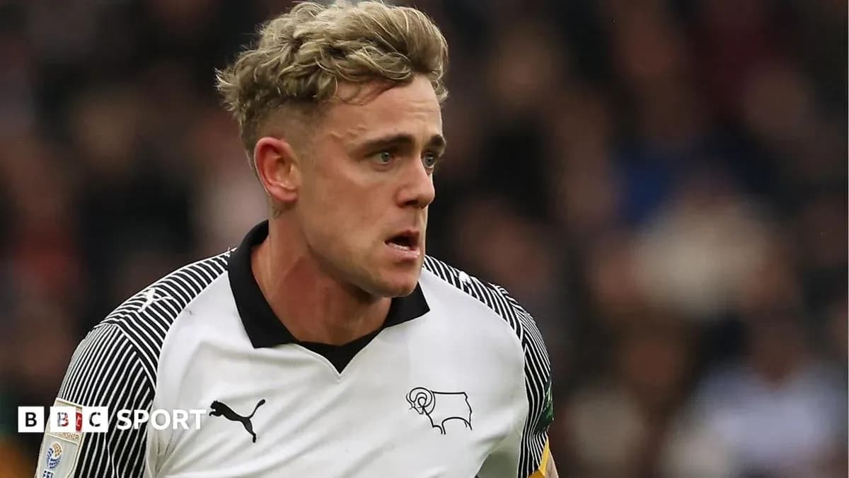 Jugador de Derby County corriendo en el partido Jugador de Derby County corriendo en el partido