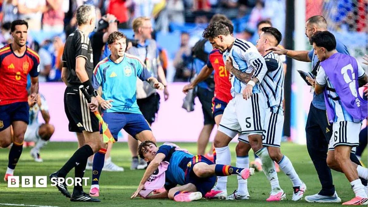 Jugadores de Argentina y España discutiendo en el campo Jugadores de Argentina y España discutiendo en el campo