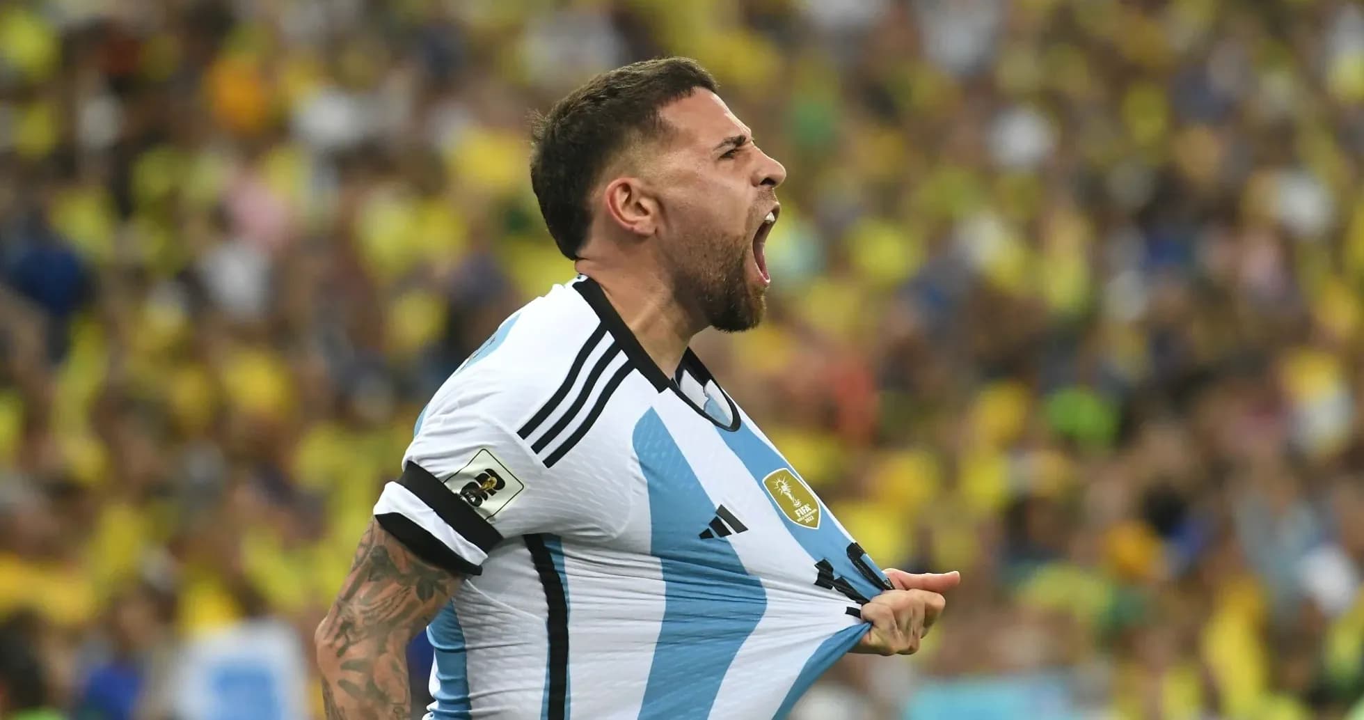 Jugador argentino gritando y mostrando su camiseta Jugador argentino gritando y mostrando su camiseta