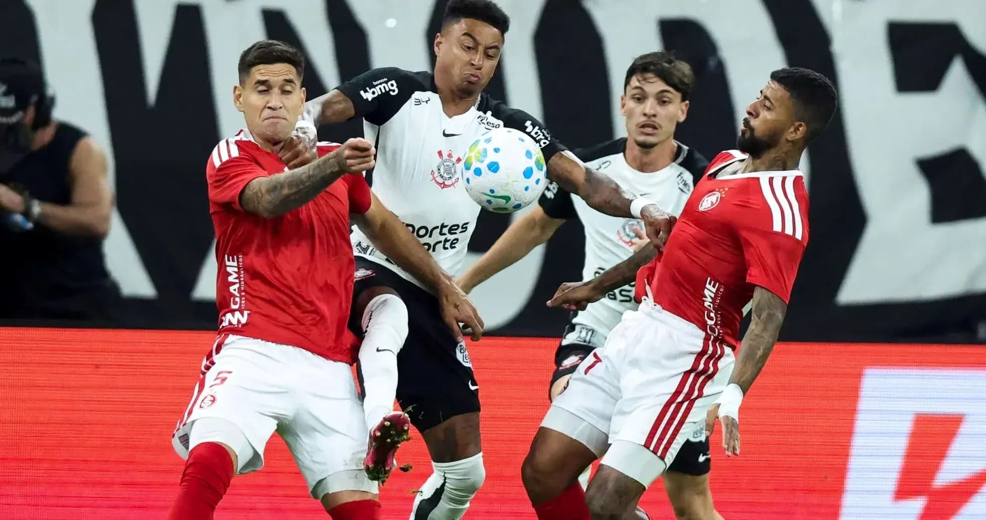 Jugadores de Internacional y Corinthians disputando el balón Jugadores de Internacional y Corinthians disputando el balón