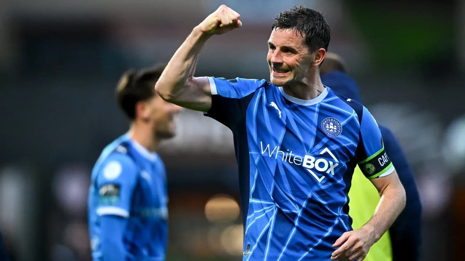 Jugador de Waterford FC celebrando con el puño en alto Jugador de Waterford FC celebrando con el puño en alto