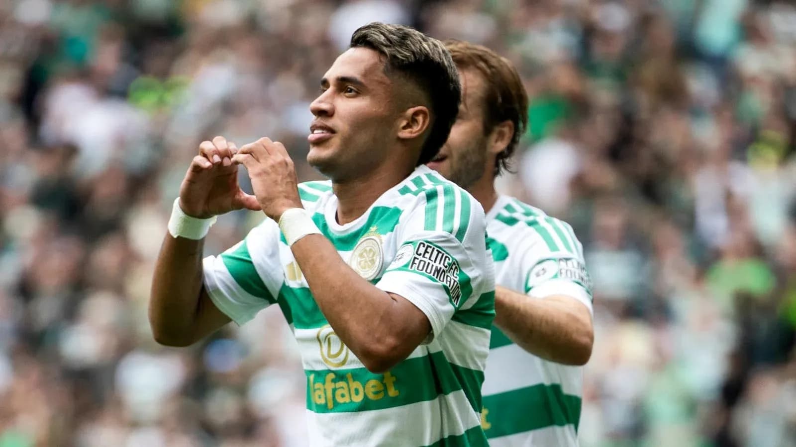 Jugador de Celtic celebrando un gol en el estadio Jugador de Celtic celebrando un gol en el estadio