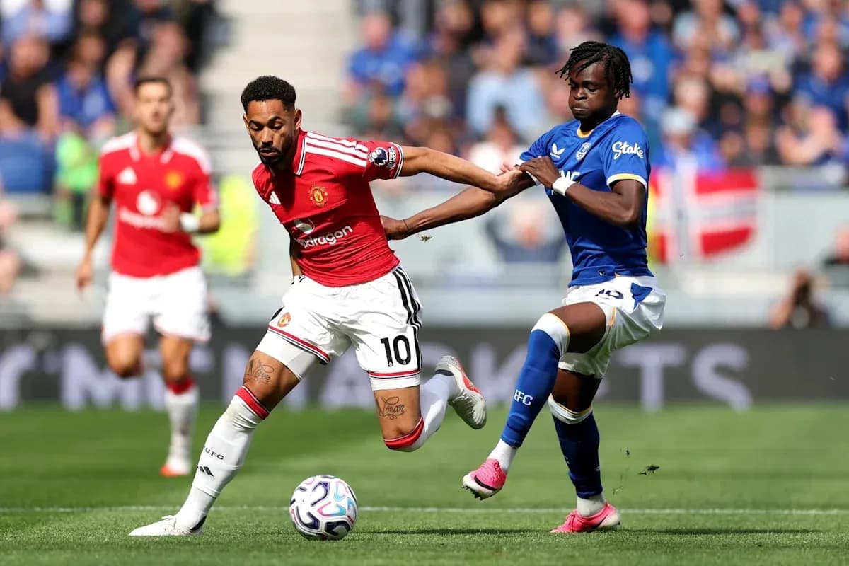 Jugador de Manchester United siendo desafiado por rival Jugador de Manchester United siendo desafiado por rival