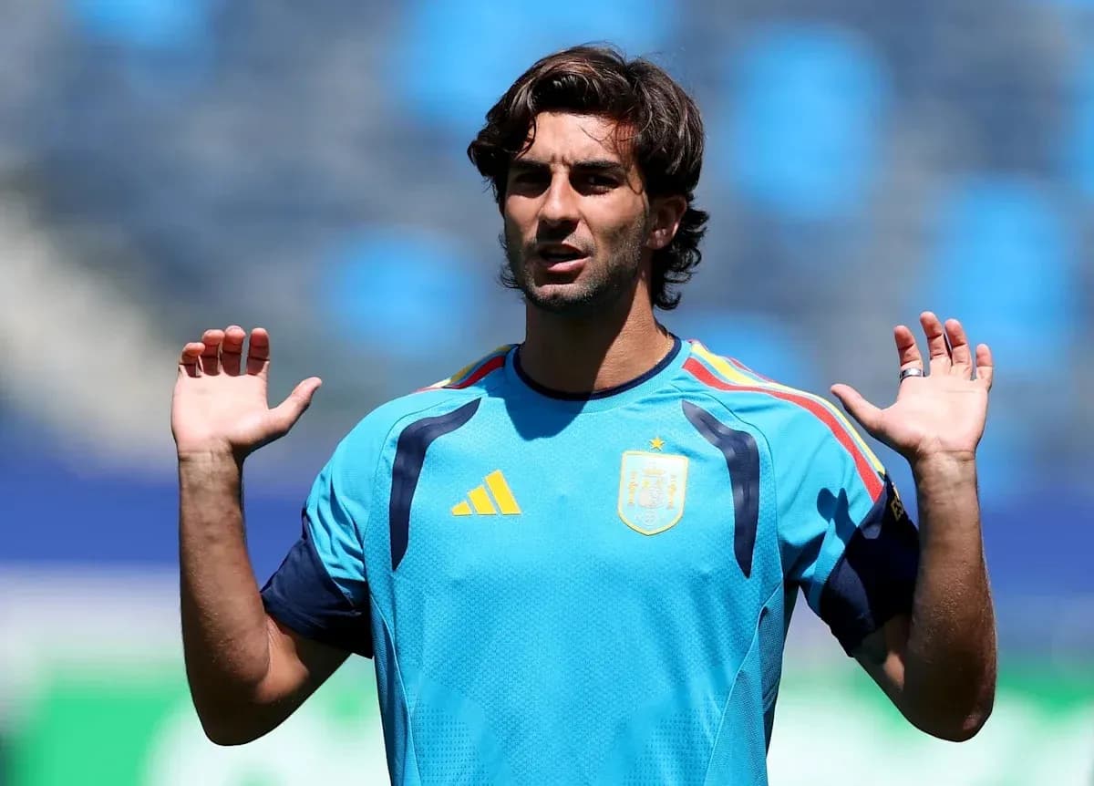 Jugador de España en entrenamiento levantando las manos Jugador de España en entrenamiento levantando las manos