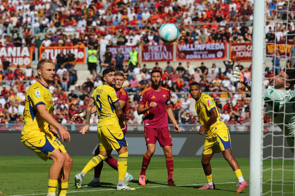 Jugadores de Hellas Verona en acción durante el partido Jugadores de Hellas Verona en acción durante el partido