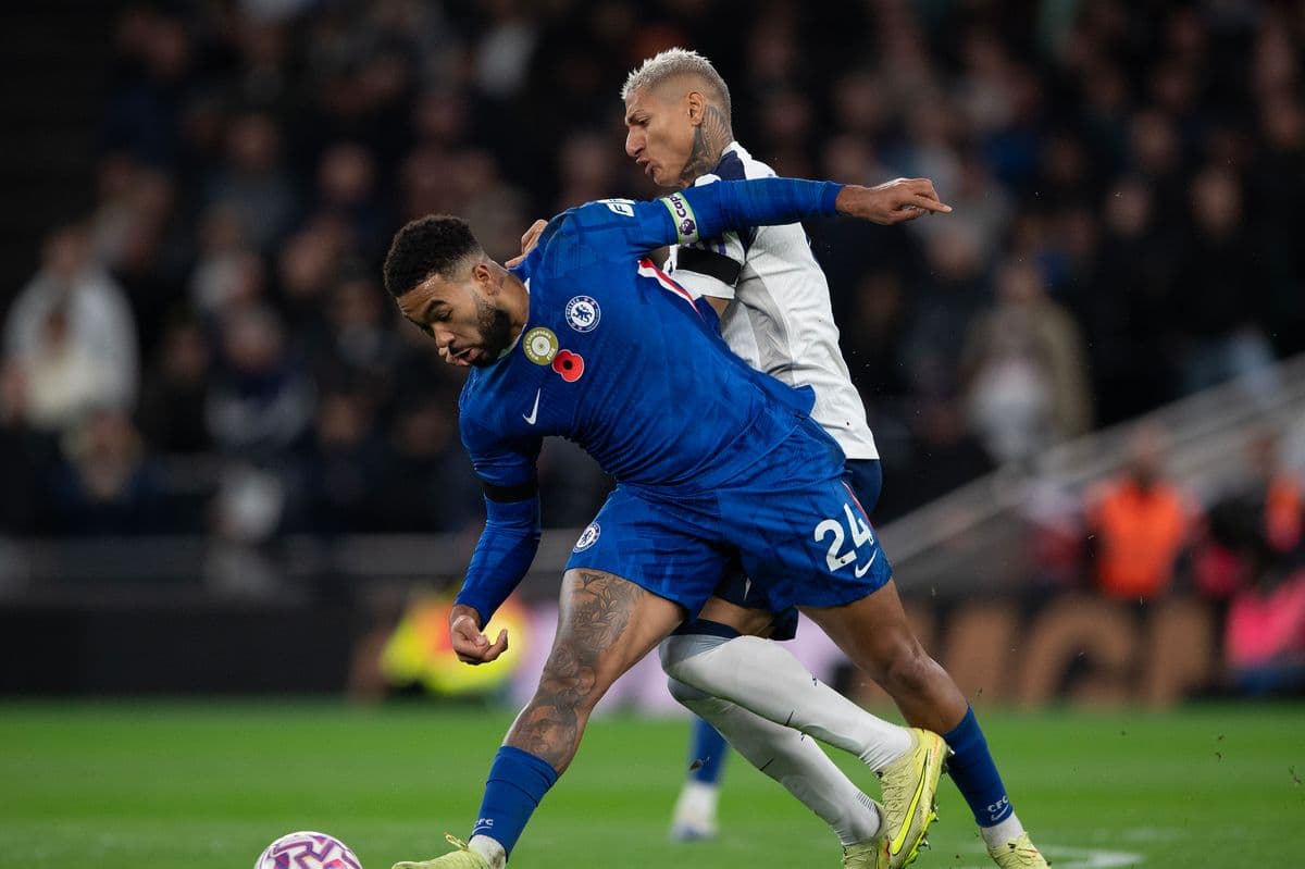 Jugador de Chelsea desafiando a oponente de Tottenham Jugador de Chelsea desafiando a oponente de Tottenham