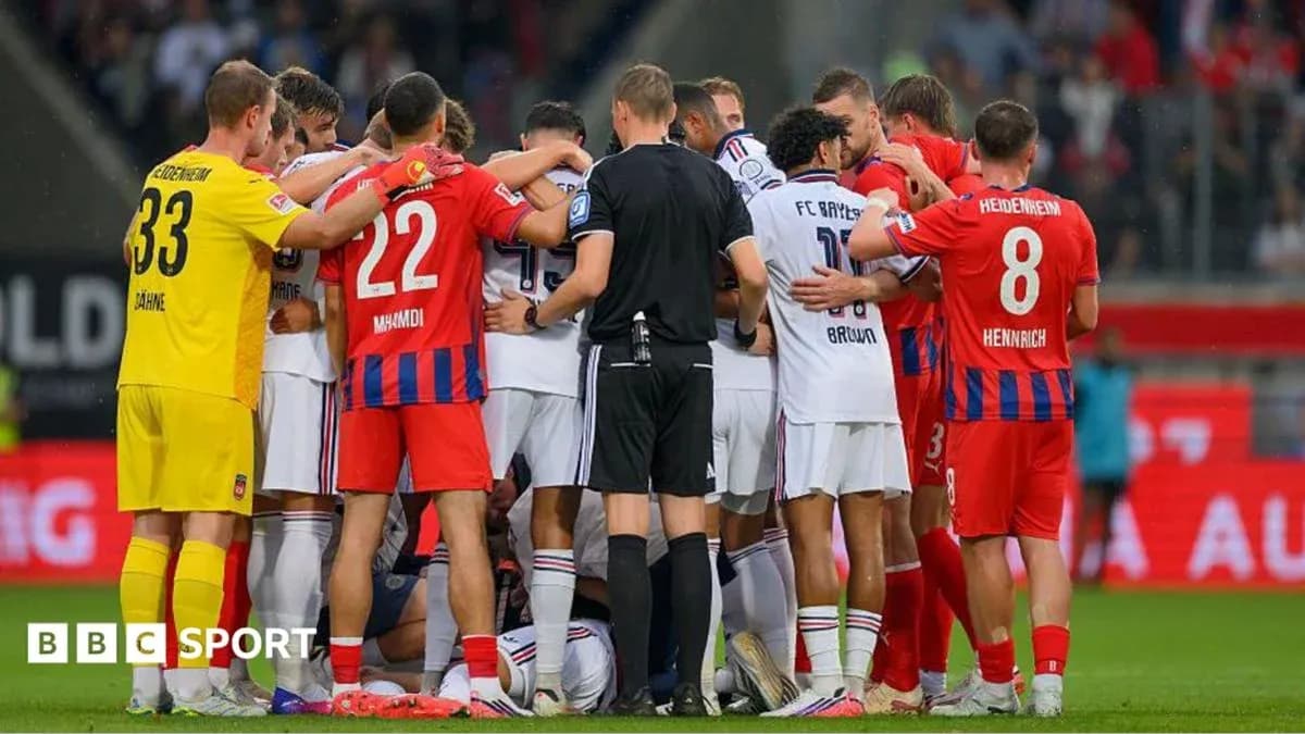 Jugadores reunidos alrededor de un compañero caído Jugadores reunidos alrededor de un compañero caído
