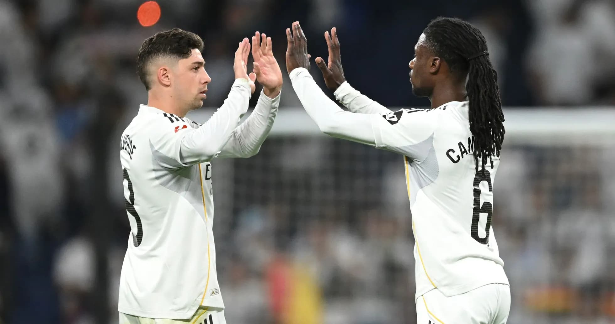 Dos jugadores chocando las manos en el campo Dos jugadores chocando las manos en el campo