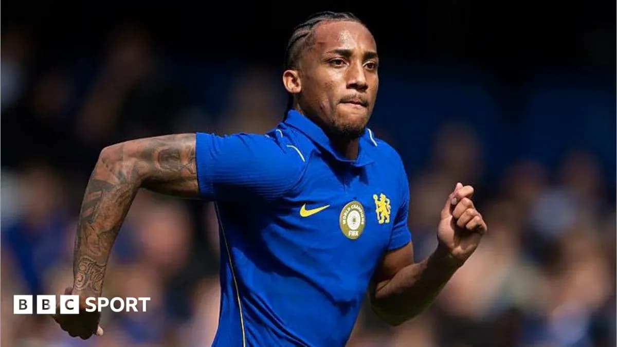 Jugador corriendo en uniforme del Chelsea FC Jugador corriendo en uniforme del Chelsea FC