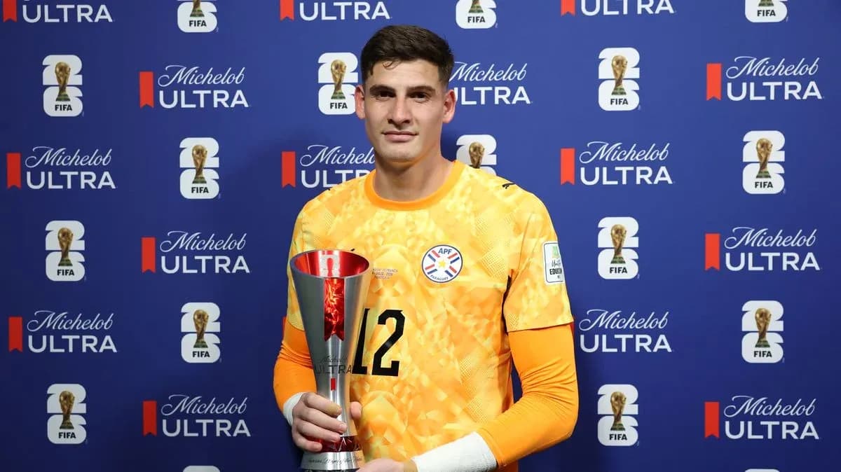 Portero sosteniendo trofeo en evento FIFA Portero sosteniendo trofeo en evento FIFA
