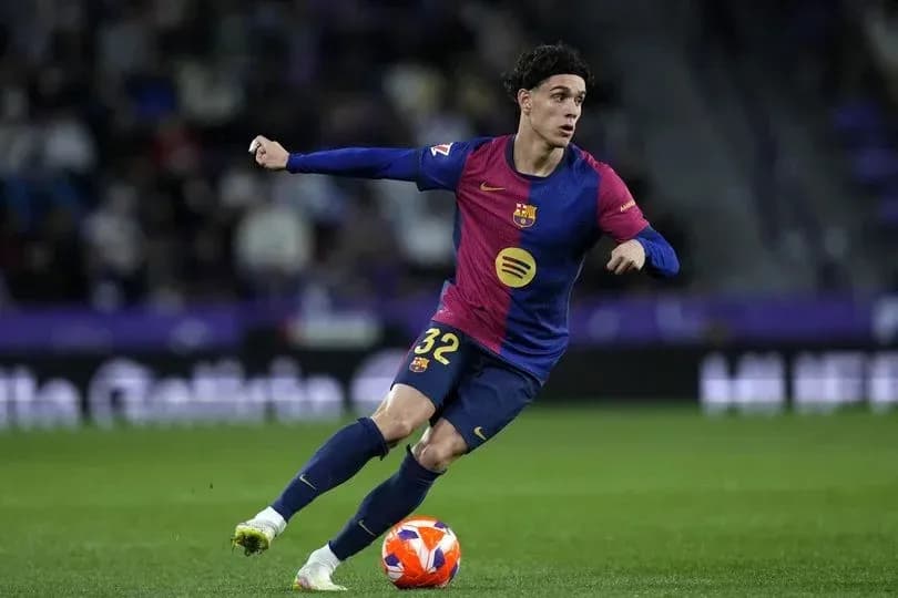 Jugador de Barcelona corriendo con el balón durante partido Jugador de Barcelona corriendo con el balón durante partido