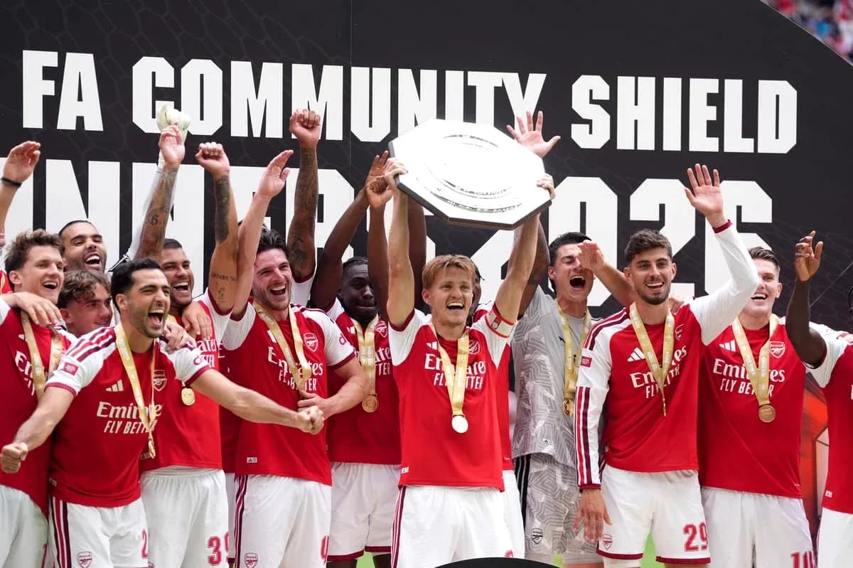 Jugadores del Arsenal celebrando con el trofeo Jugadores del Arsenal celebrando con el trofeo