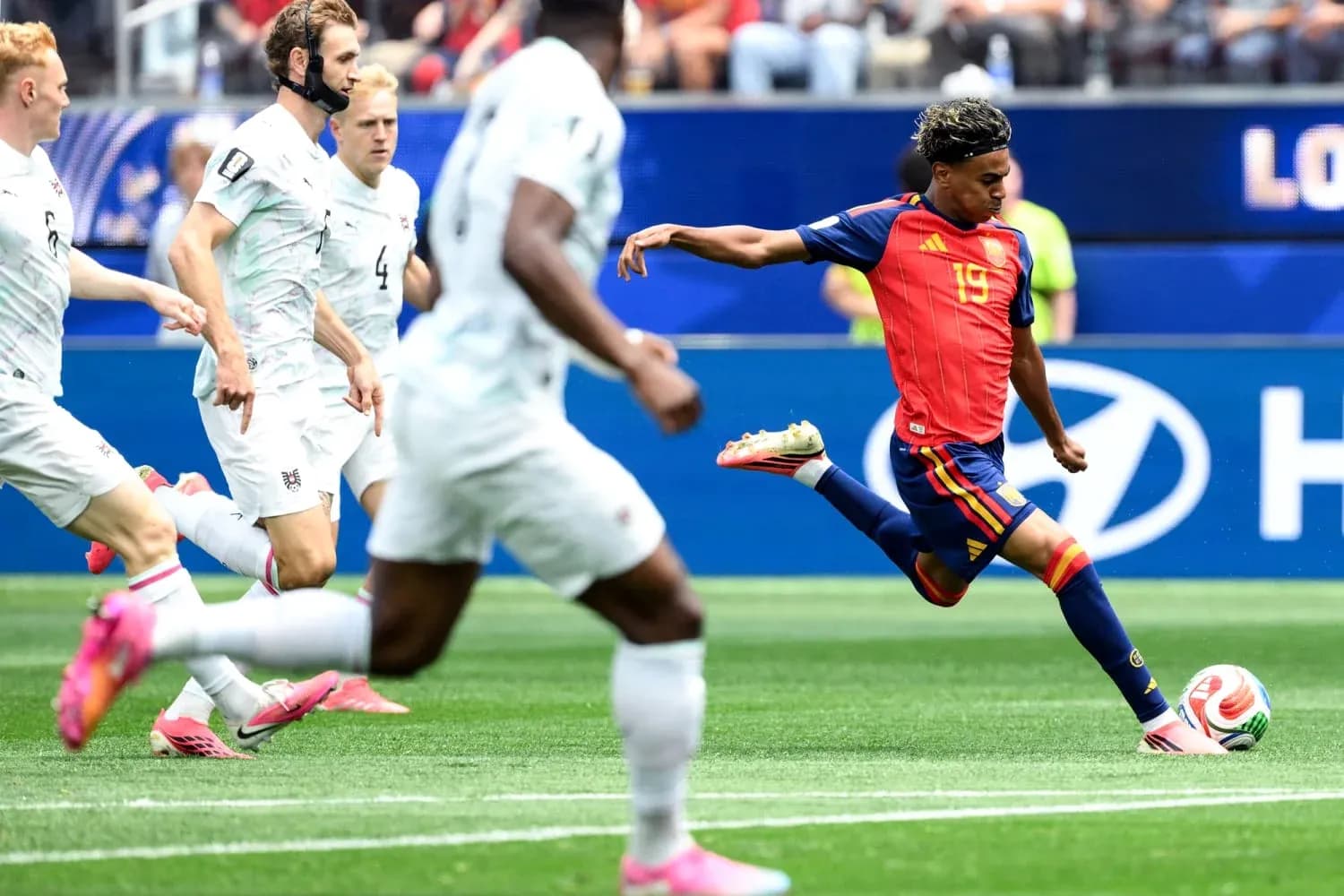 Jugador de España chutando el balón en el partido Jugador de España chutando el balón en el partido