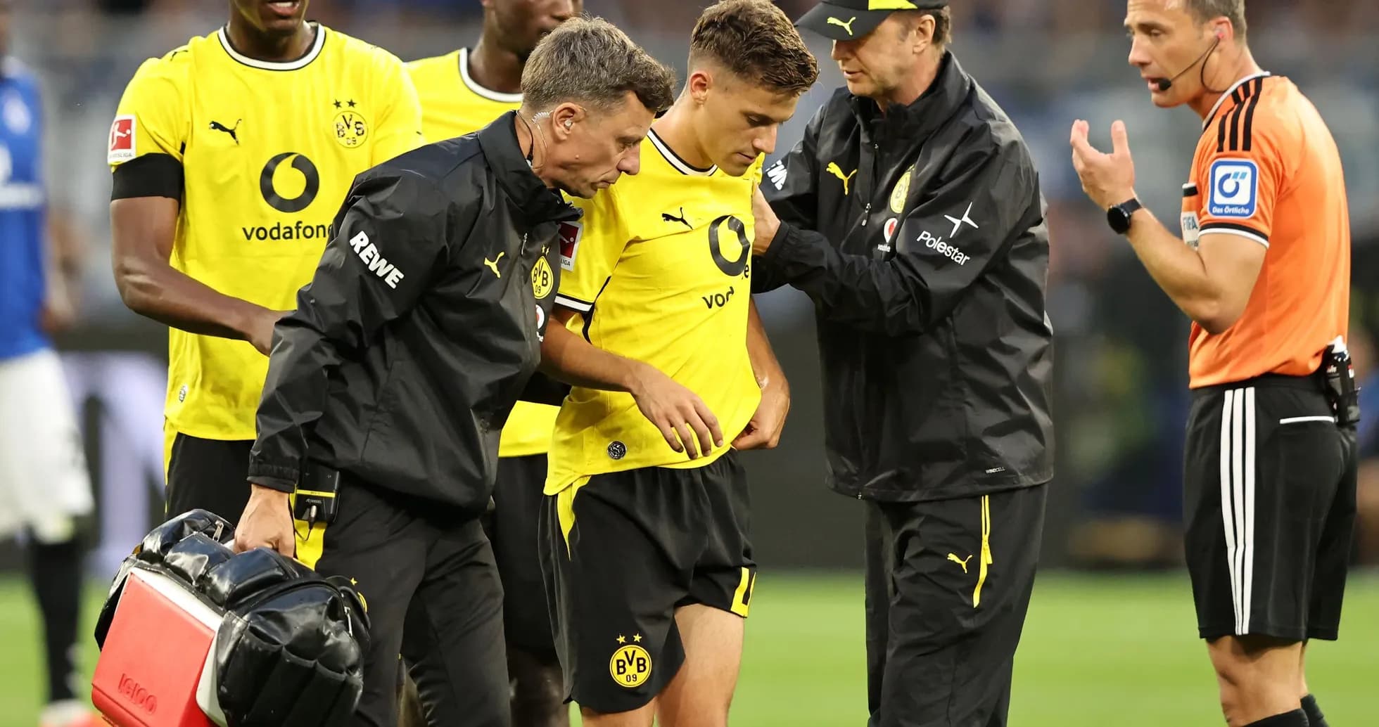 Jugador de Borussia Dortmund siendo atendido por el personal médico Jugador de Borussia Dortmund siendo atendido por el personal médico
