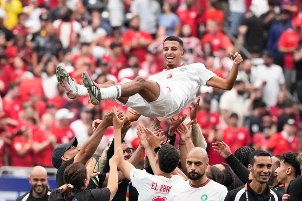 Jugador de Marruecos siendo levantado por compañeros Jugador de Marruecos siendo levantado por compañeros