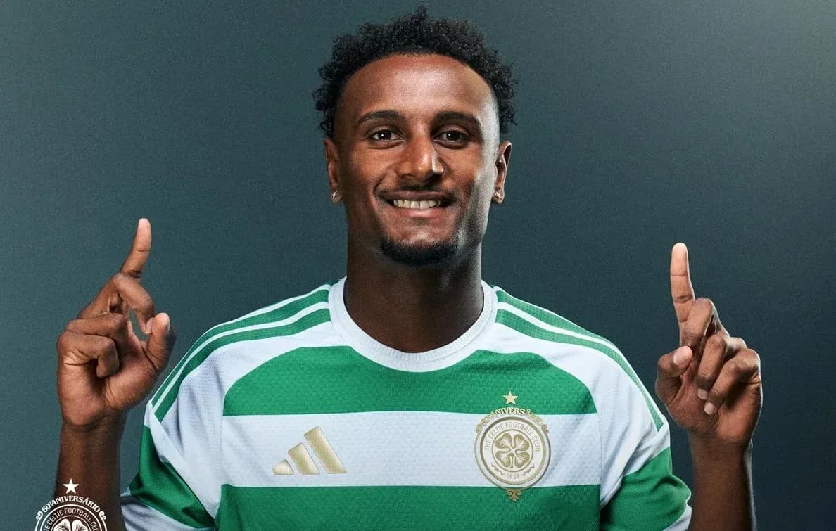 Jugador de fútbol con camiseta verde y blanca Jugador de fútbol con camiseta verde y blanca