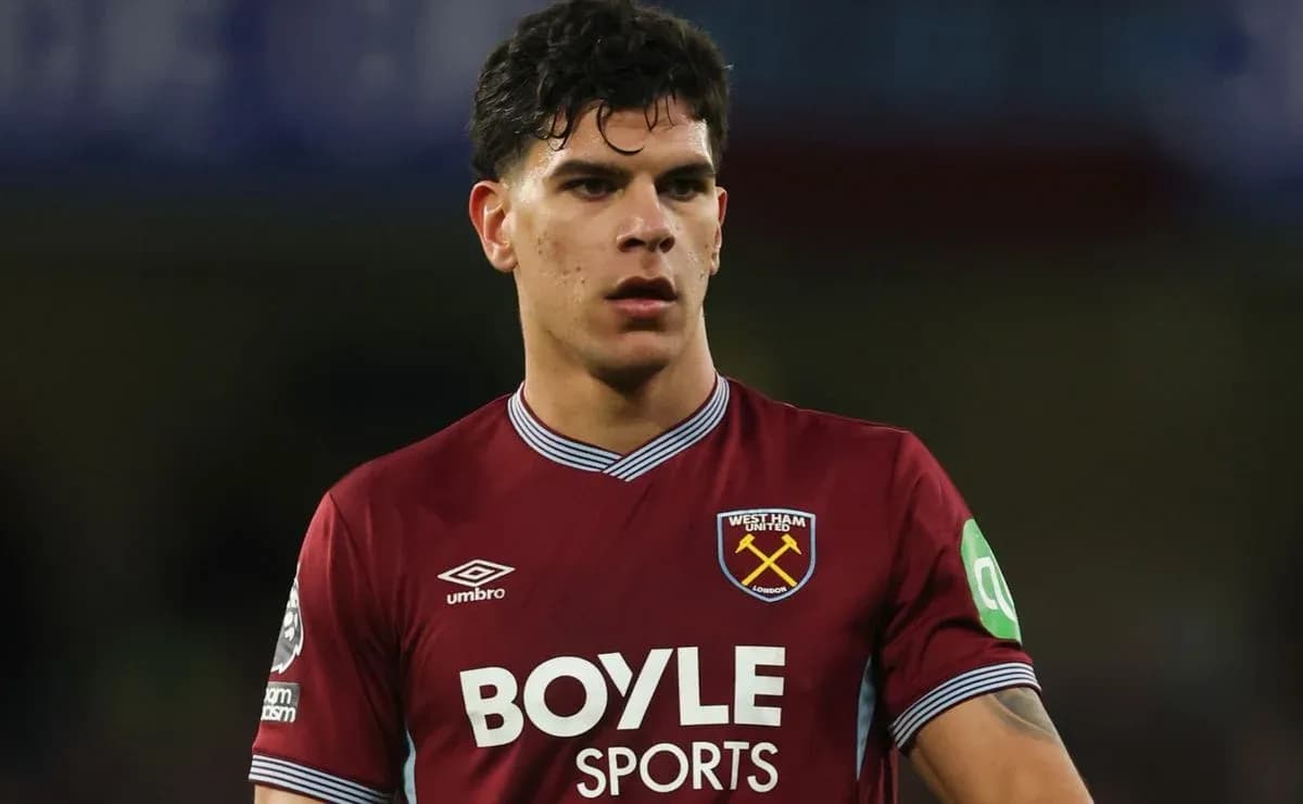 Jugador de West Ham en partido de fútbol Jugador de West Ham en partido de fútbol