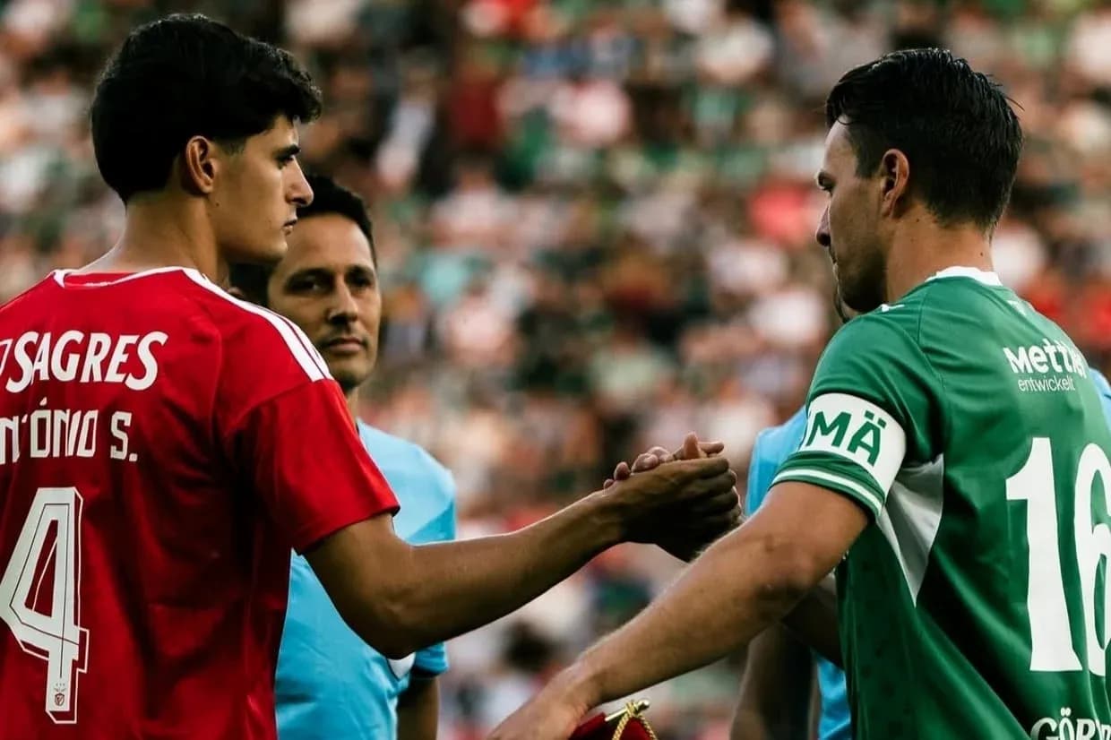 Jugadores de Benfica y FC St. Gallen saludándose Jugadores de Benfica y FC St. Gallen saludándose