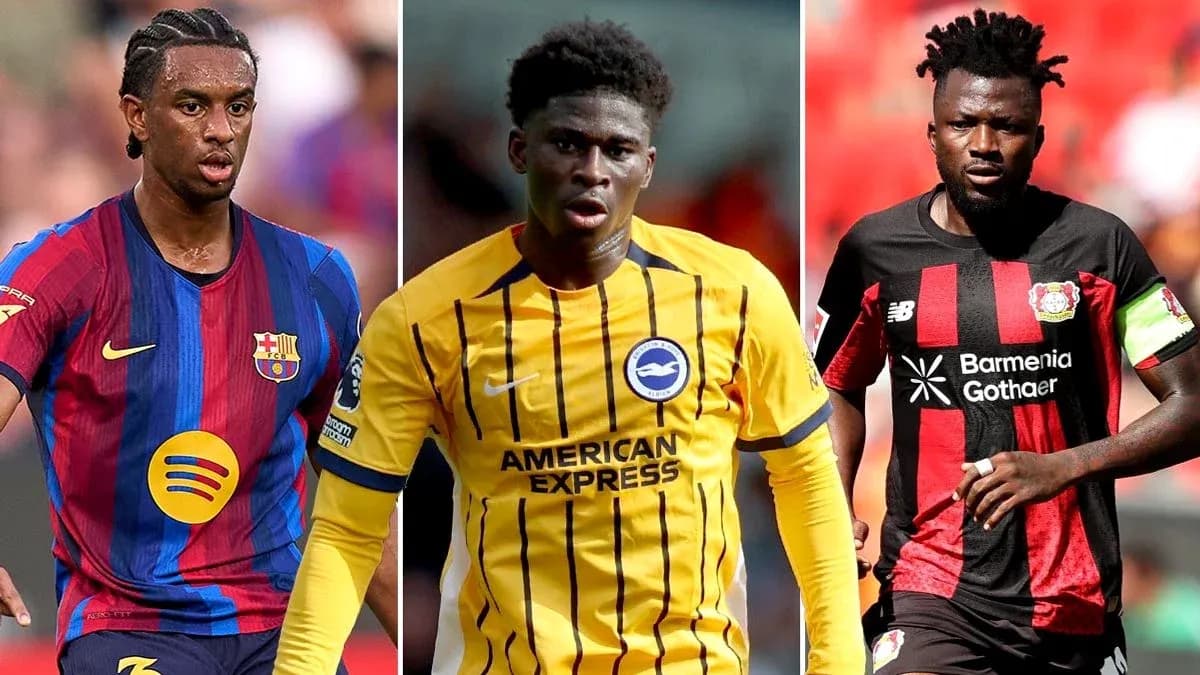 Tres jugadores de fútbol en sus respectivos uniformes Tres jugadores de fútbol en sus respectivos uniformes