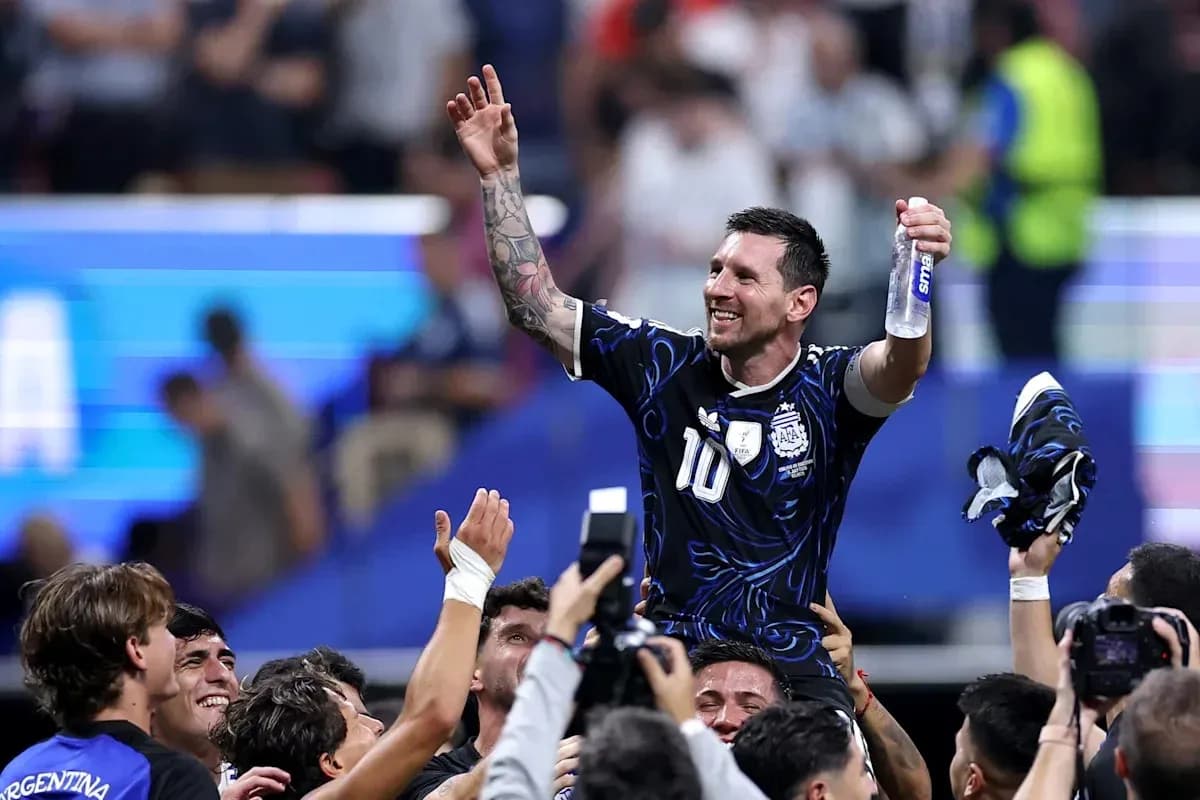 Lionel Messi siendo levantado por sus compañeros de equipo Lionel Messi siendo levantado por sus compañeros de equipo