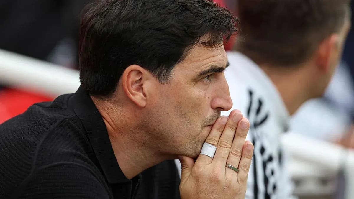 Entrenador observando el partido en la banca Entrenador observando el partido en la banca