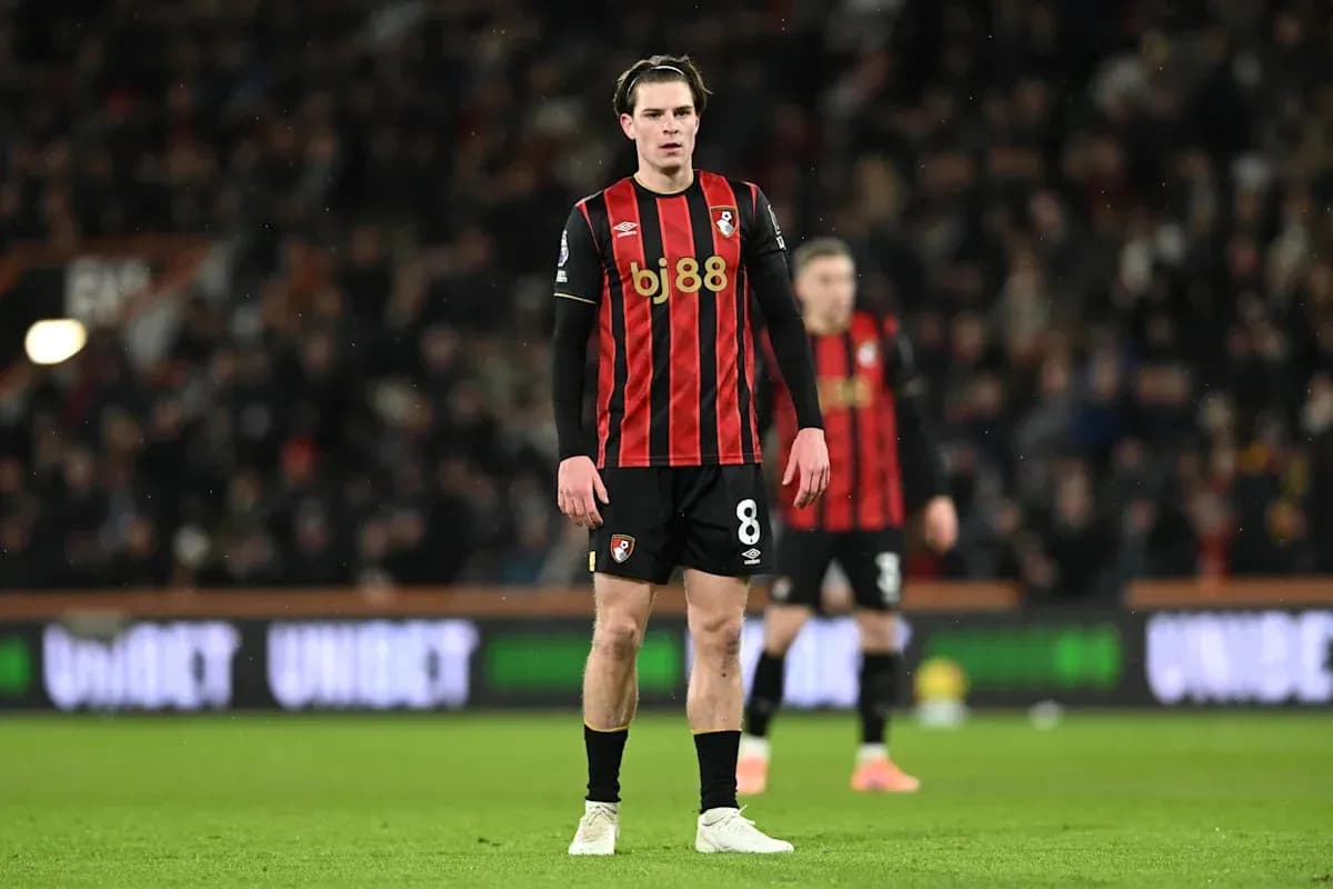 Jugador de Bournemouth en el campo durante el partido Jugador de Bournemouth en el campo durante el partido