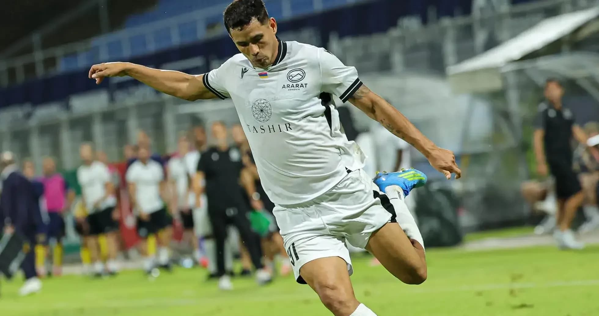Jugador de Ararat-Armenia en acción de fútbol Jugador de Ararat-Armenia en acción de fútbol