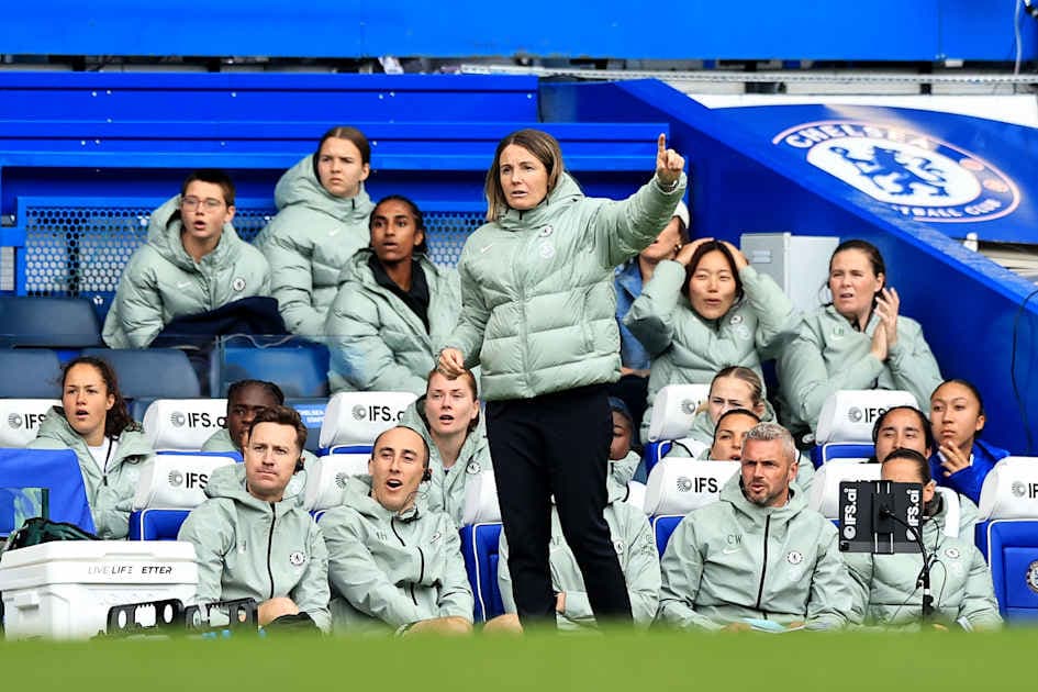 Entrenadora dirigiendo desde el banquillo del Chelsea Entrenadora dirigiendo desde el banquillo del Chelsea