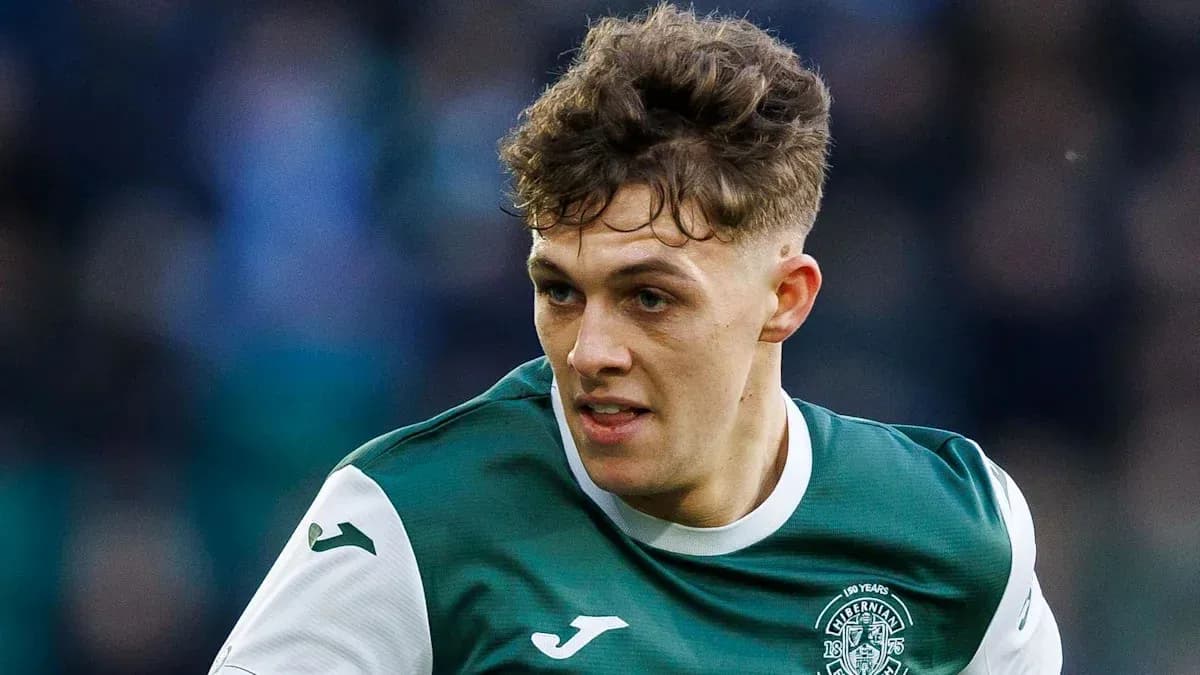 Jugador de Hibernian en acción durante un partido Jugador de Hibernian en acción durante un partido