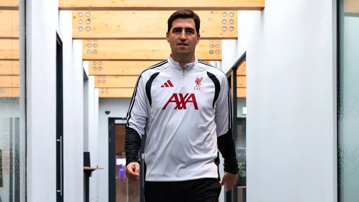 Entrenador de Liverpool caminando por pasillo Entrenador de Liverpool caminando por pasillo