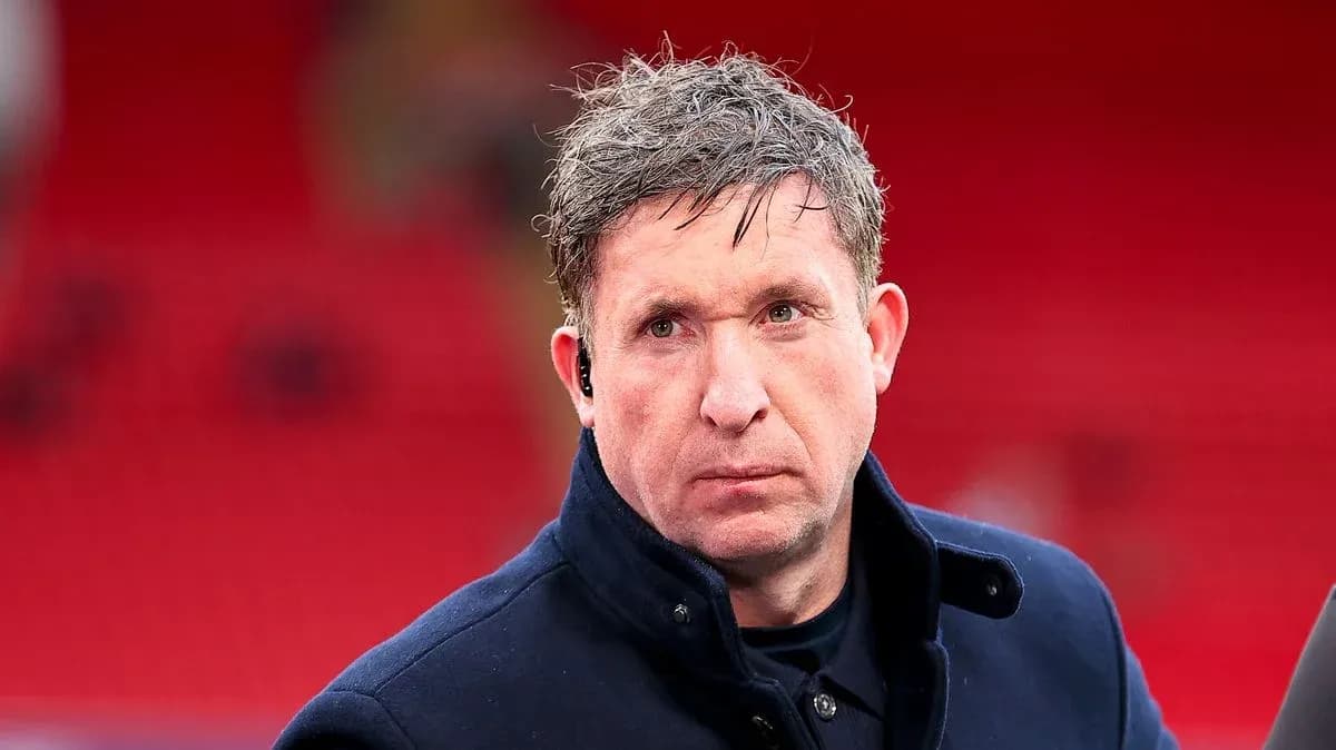 Hombre con abrigo oscuro en estadio vacío Hombre con abrigo oscuro en estadio vacío