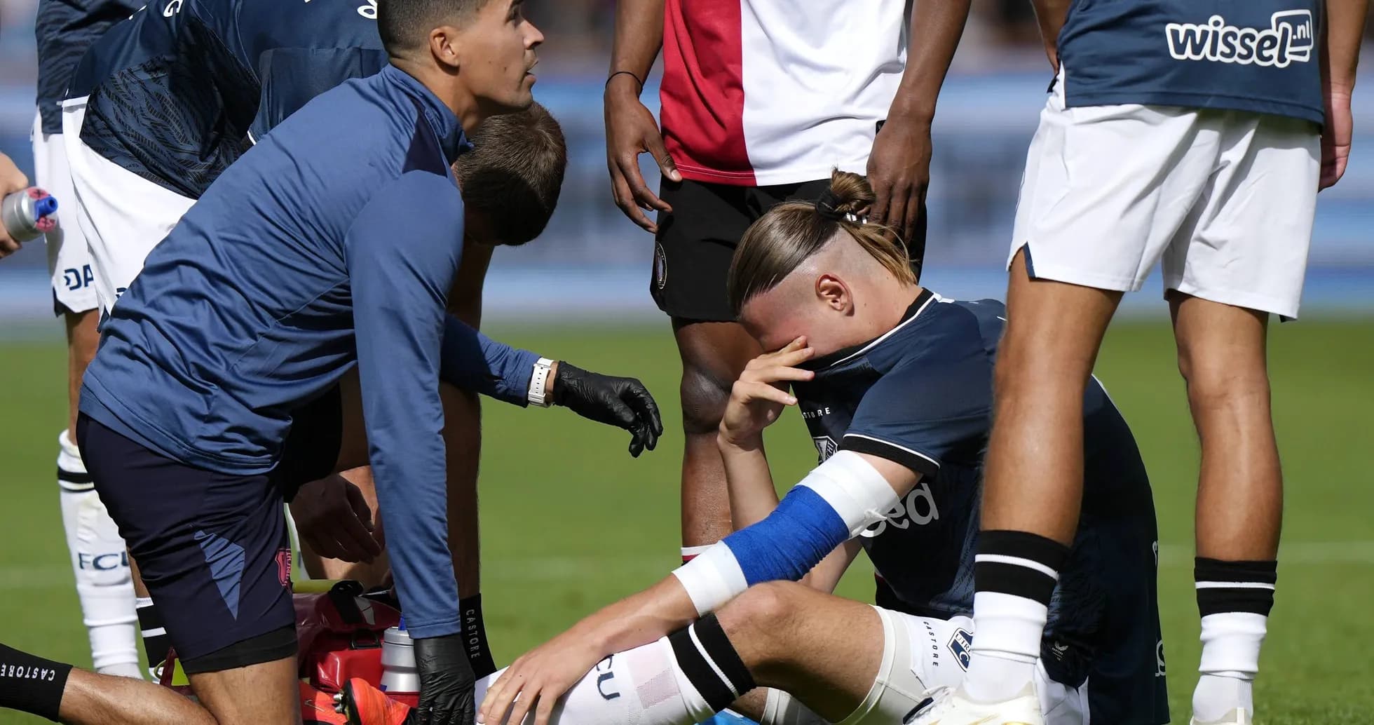 Jugador lesionado siendo atendido por el personal médico Jugador lesionado siendo atendido por el personal médico