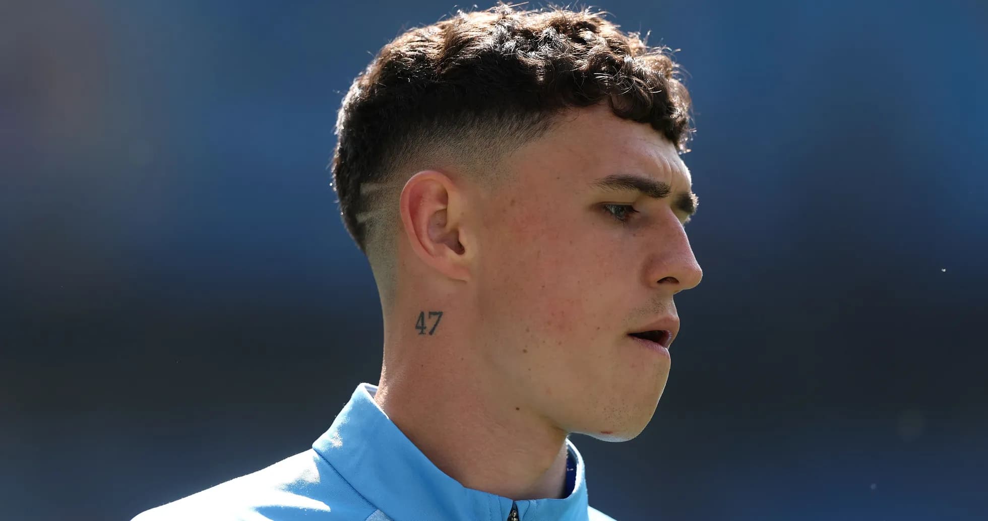 Jugador con tatuaje en el cuello durante el calentamiento Jugador con tatuaje en el cuello durante el calentamiento