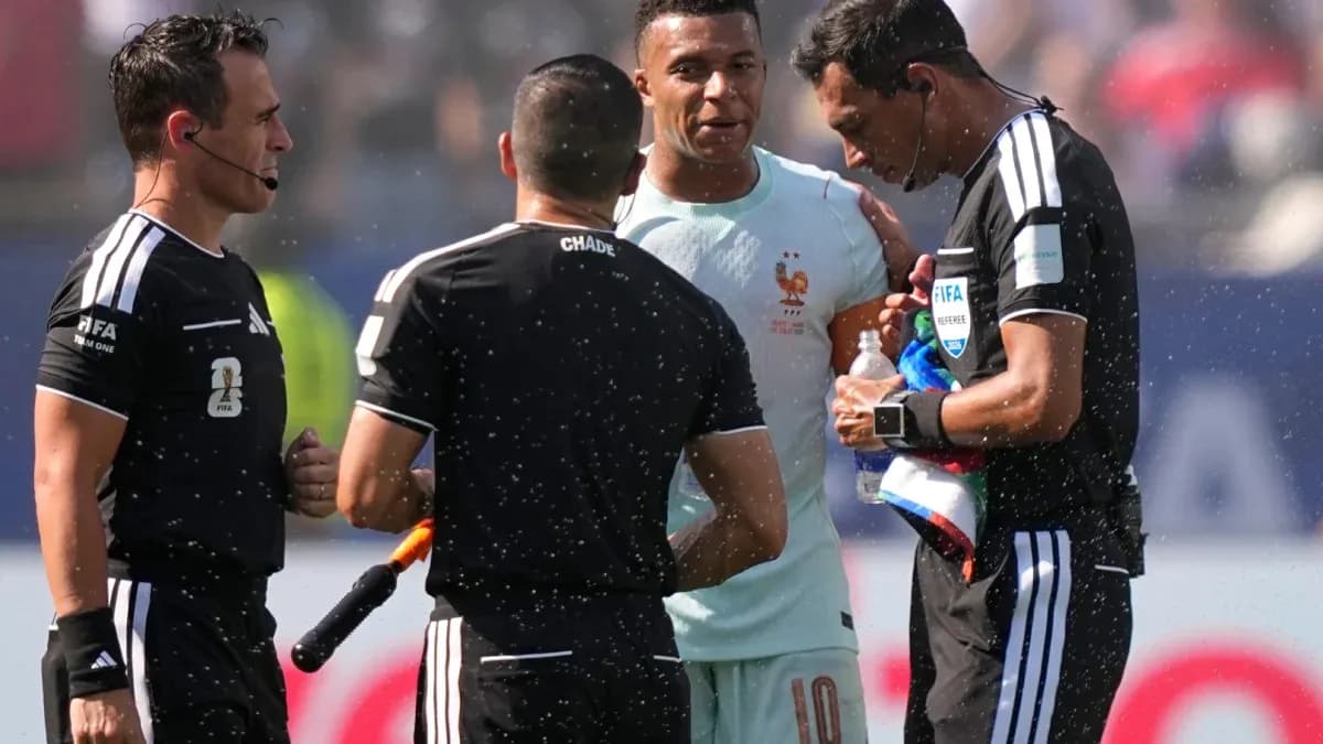 Kylian Mbappé conversando con árbitros durante el partido Kylian Mbappé conversando con árbitros durante el partido