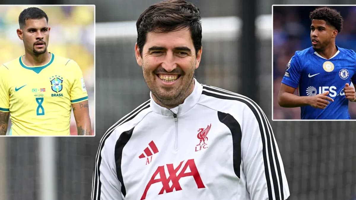 Entrenador de Liverpool sonriendo en la sesión de entrenamiento Entrenador de Liverpool sonriendo en la sesión de entrenamiento