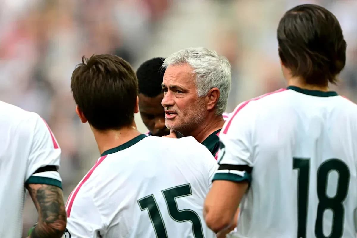 Entrenador hablando con jugadores durante el partido Entrenador hablando con jugadores durante el partido