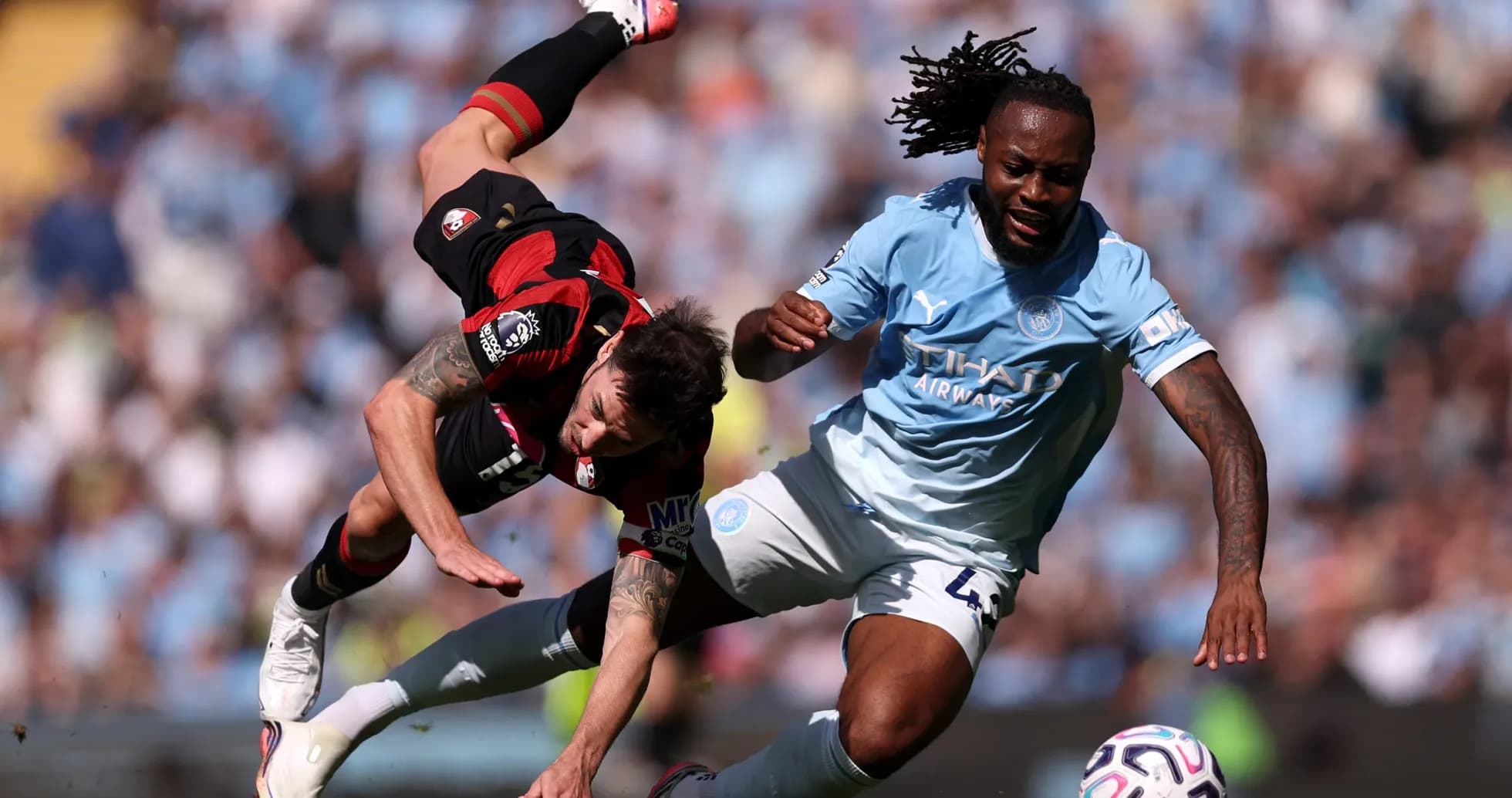 Jugador de Bournemouth cae mientras compite con Manchester City Jugador de Bournemouth cae mientras compite con Manchester City