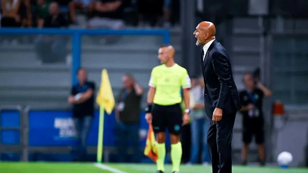 Entrenador dirigiéndose a su equipo durante el partido Entrenador dirigiéndose a su equipo durante el partido