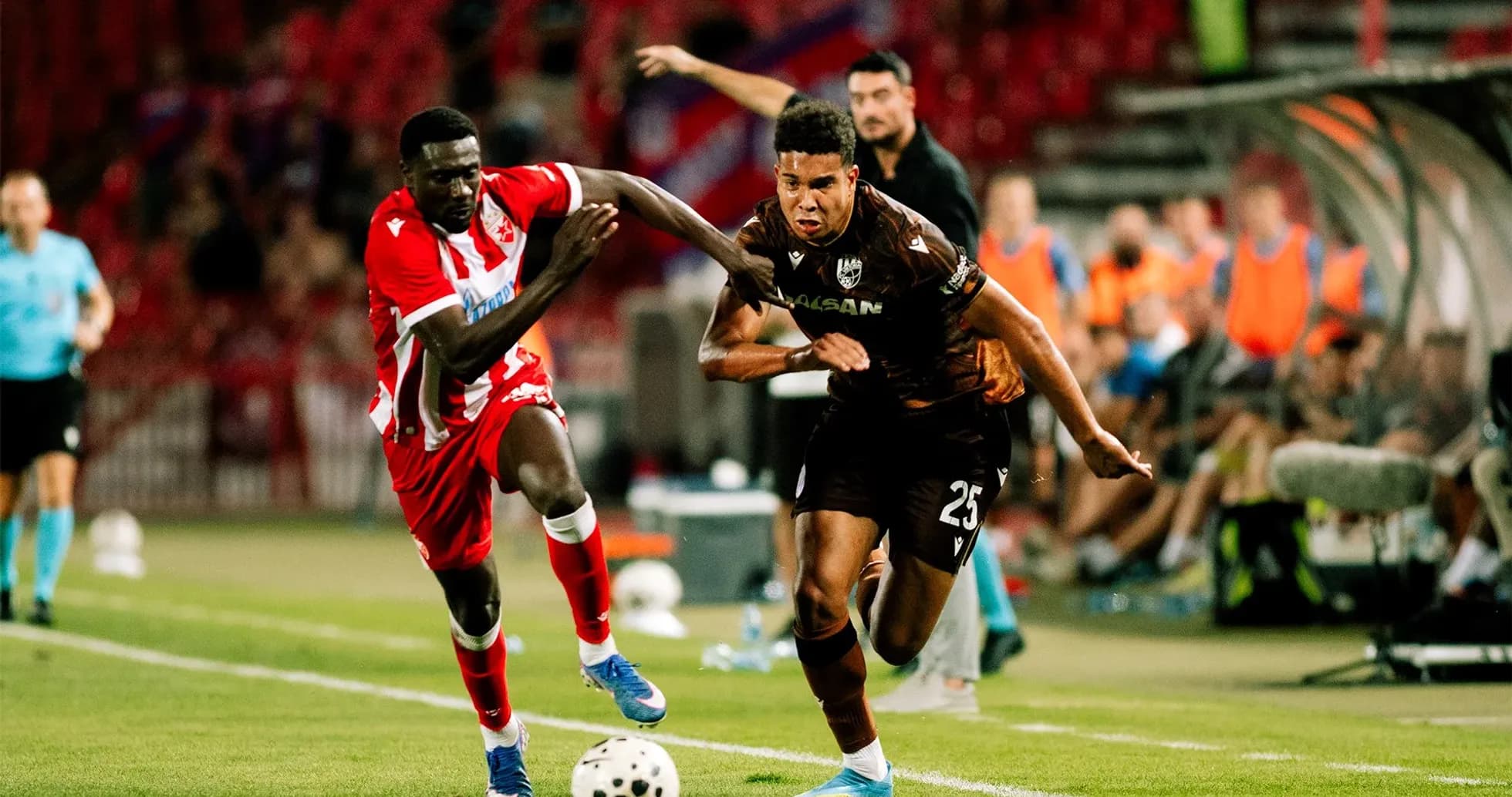 Jugador corriendo durante el partido Plzen vs Crvena Zvezda Jugador corriendo durante el partido Plzen vs Crvena Zvezda
