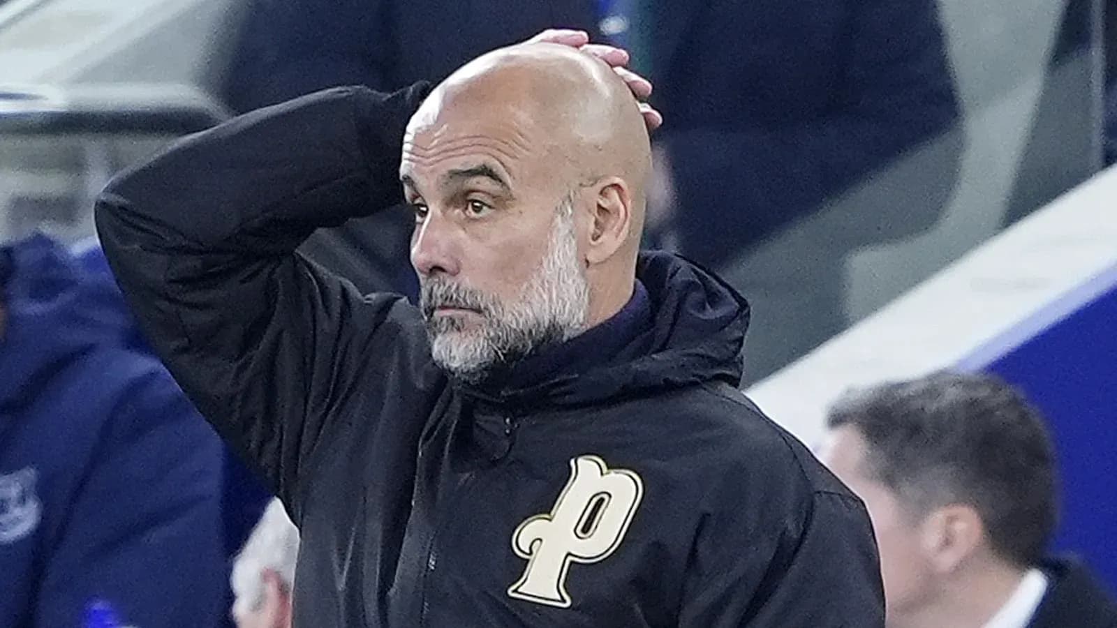 Entrenador con chaqueta negra en el banquillo Entrenador con chaqueta negra en el banquillo