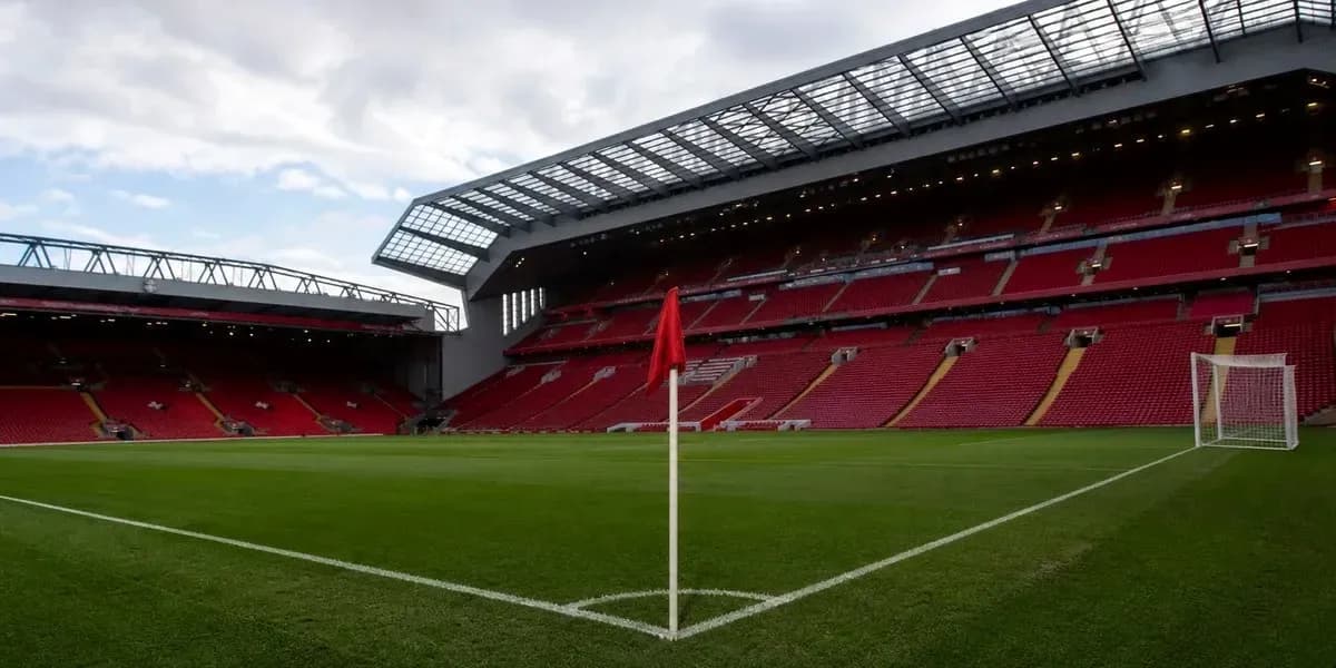 Vista del campo en Anfield con esquina marcada Vista del campo en Anfield con esquina marcada