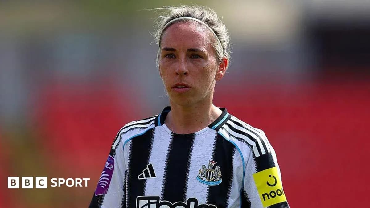 Jugadora de Newcastle en uniforme con cinta de capitana Jugadora de Newcastle en uniforme con cinta de capitana