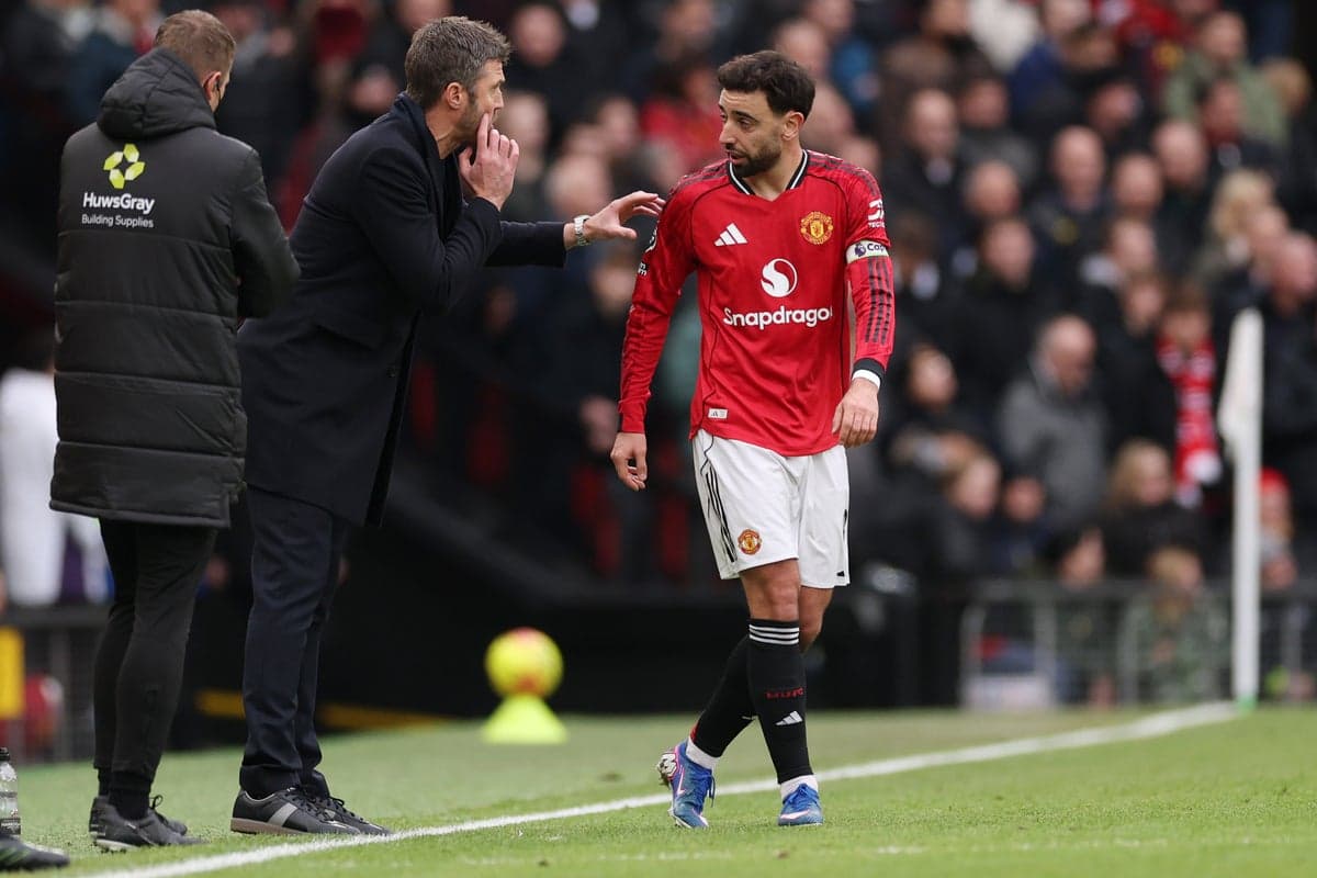 Entrenador dando instrucciones a jugador de Manchester United Entrenador dando instrucciones a jugador de Manchester United