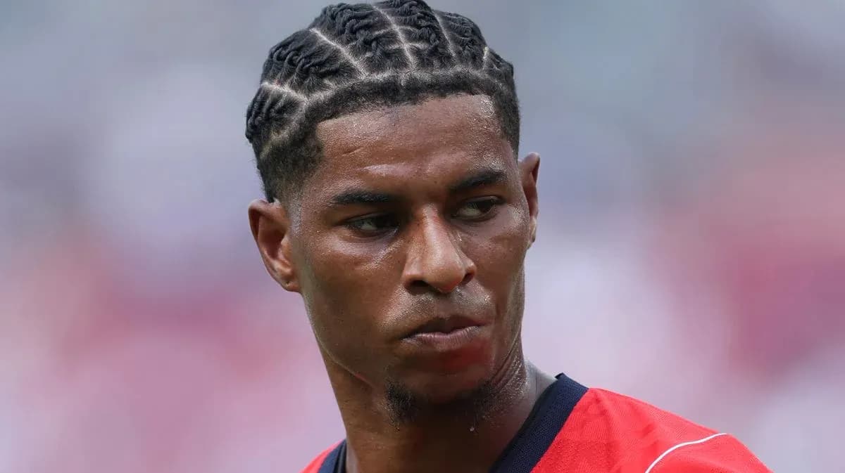 Jugador con trenzas mirando hacia un lado Jugador con trenzas mirando hacia un lado
