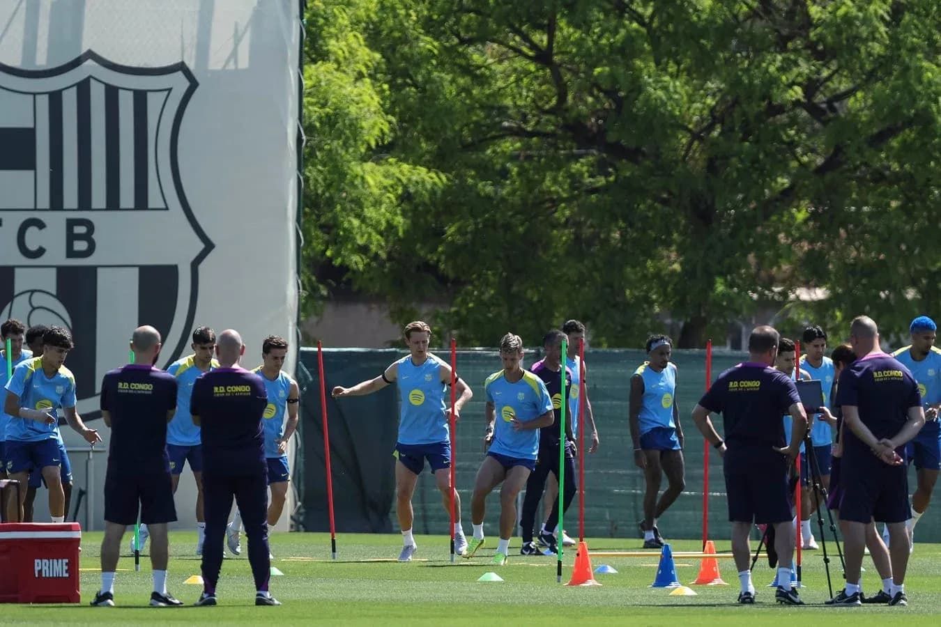Jugadores de FC Barcelona entrenando en el campo Jugadores de FC Barcelona entrenando en el campo
