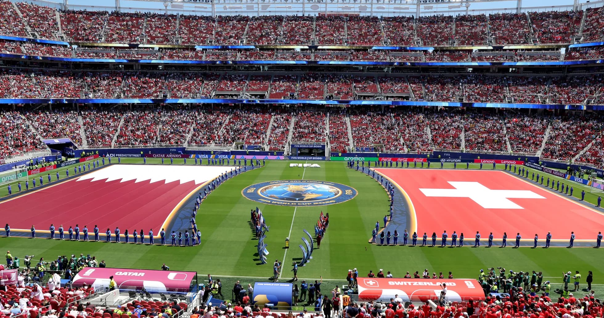 Banderas de Catar y Suiza en el estadio Banderas de Catar y Suiza en el estadio