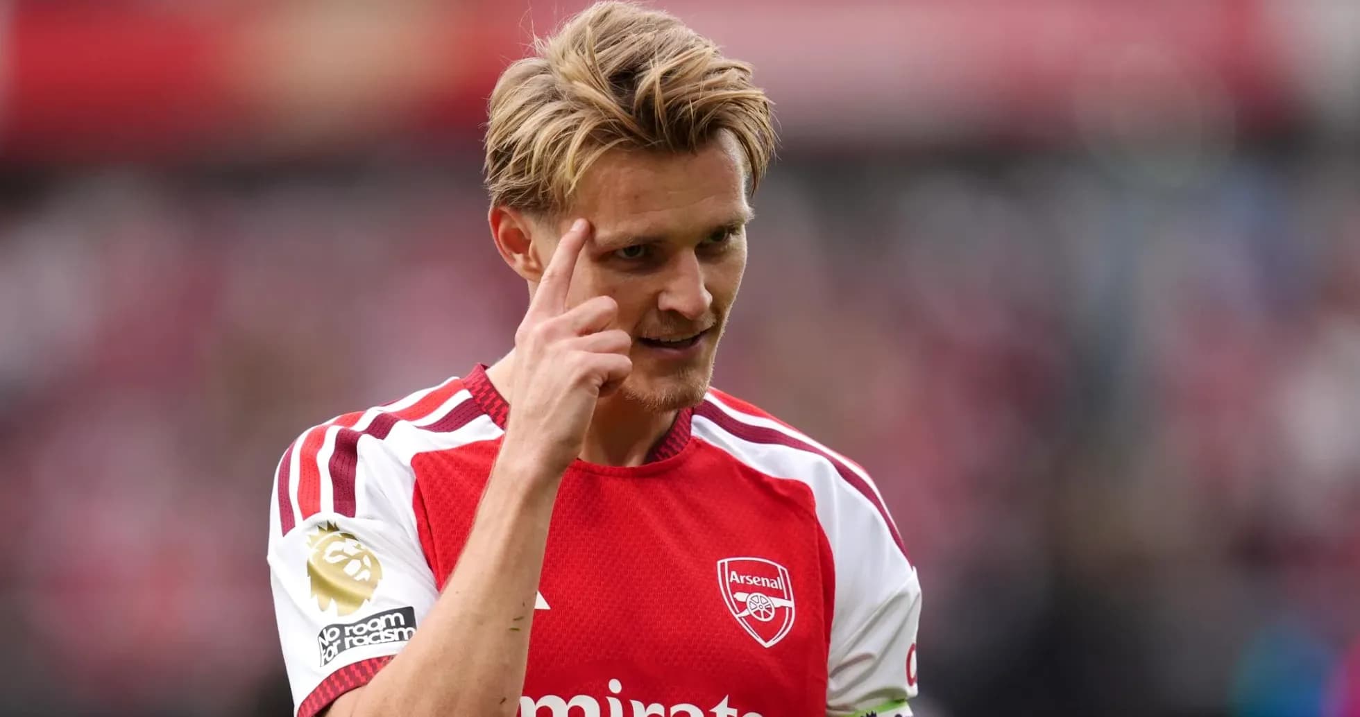 Jugador de Arsenal señalando su frente Jugador de Arsenal señalando su frente