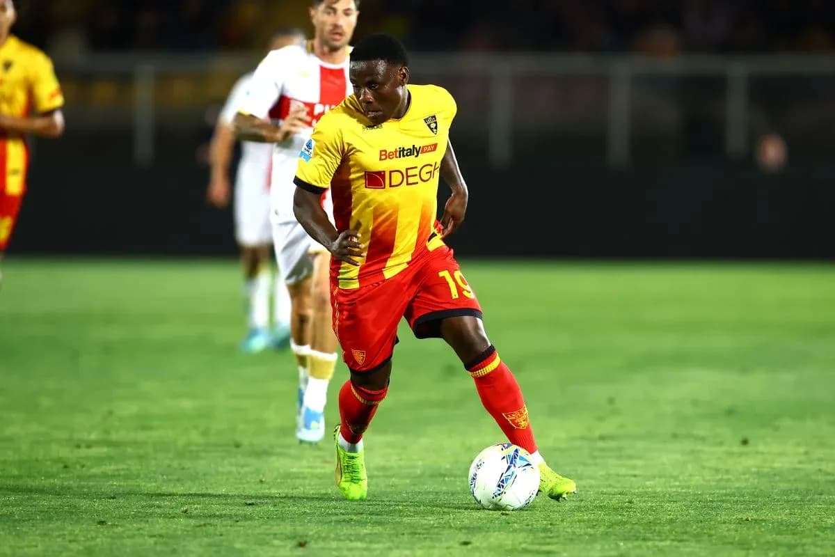 Jugador de Lecce controlando el balón en el campo Jugador de Lecce controlando el balón en el campo