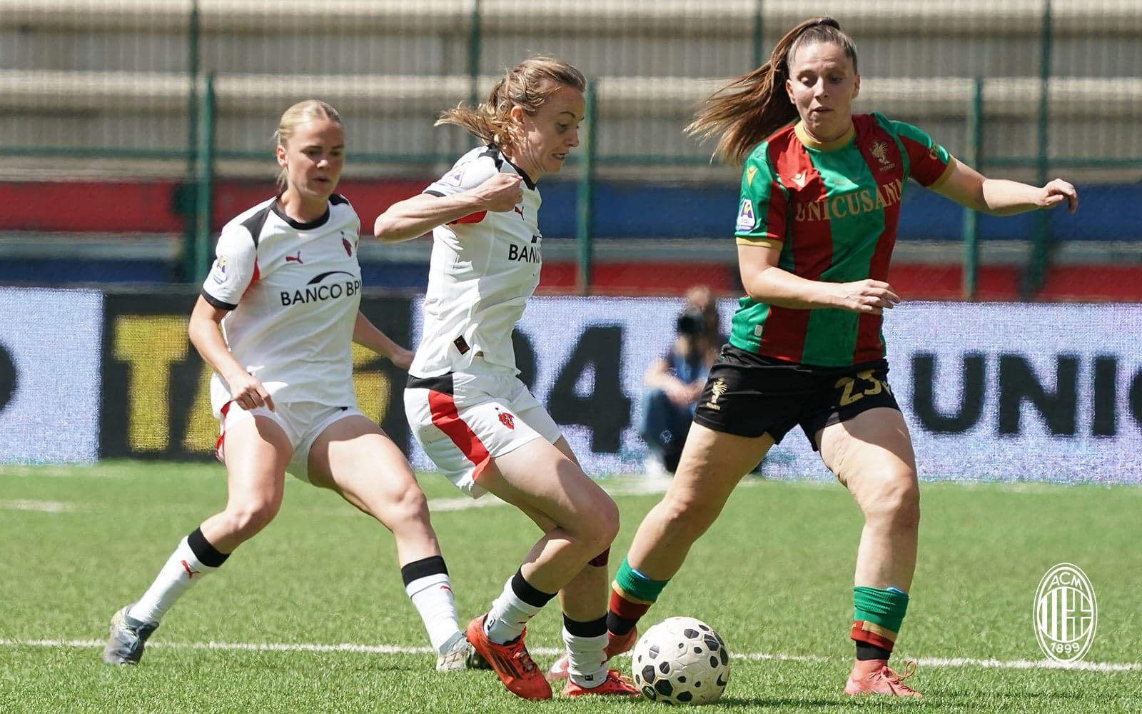 Jugadoras de Ternana y AC Milan en acción Jugadoras de Ternana y AC Milan en acción